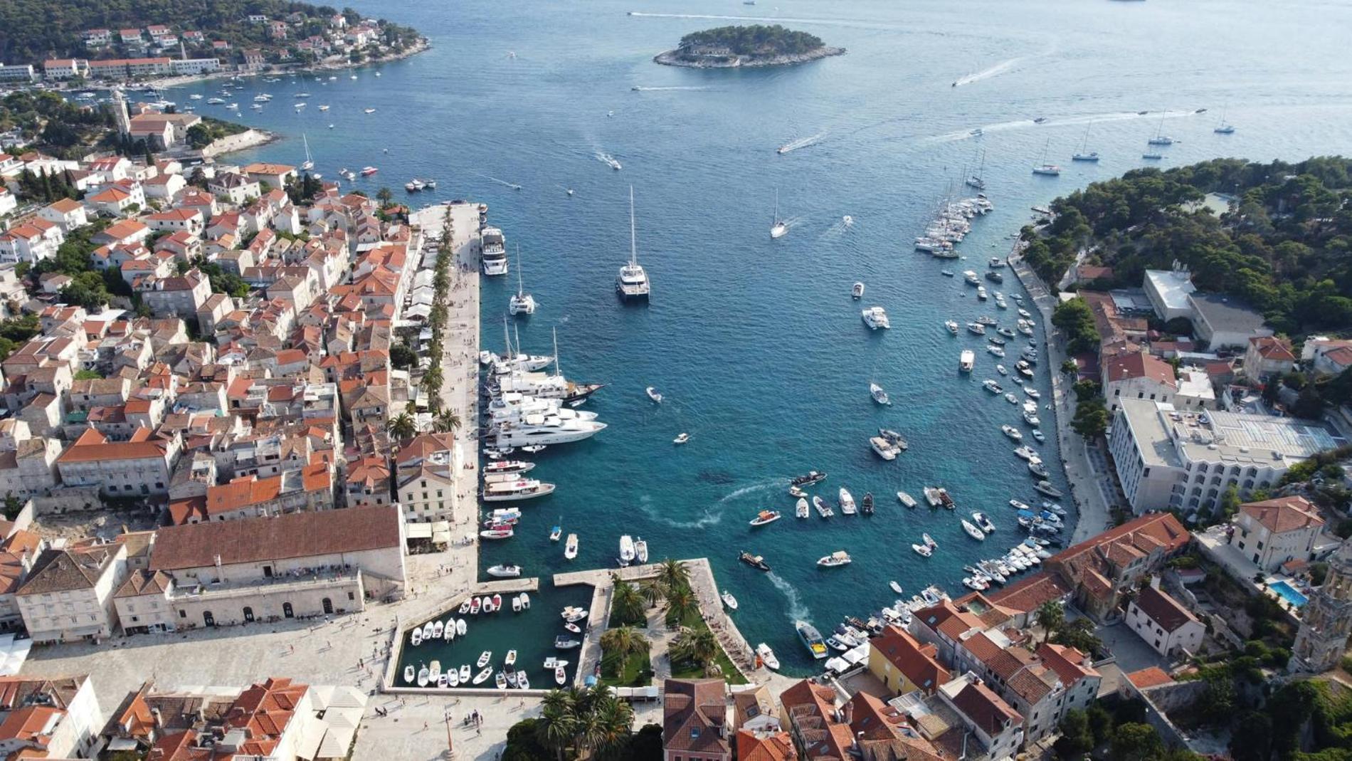 Apartment Jesliving Hvar - 2 Bedroom Elegant With Sea View In Historic Center Of Hvar Town